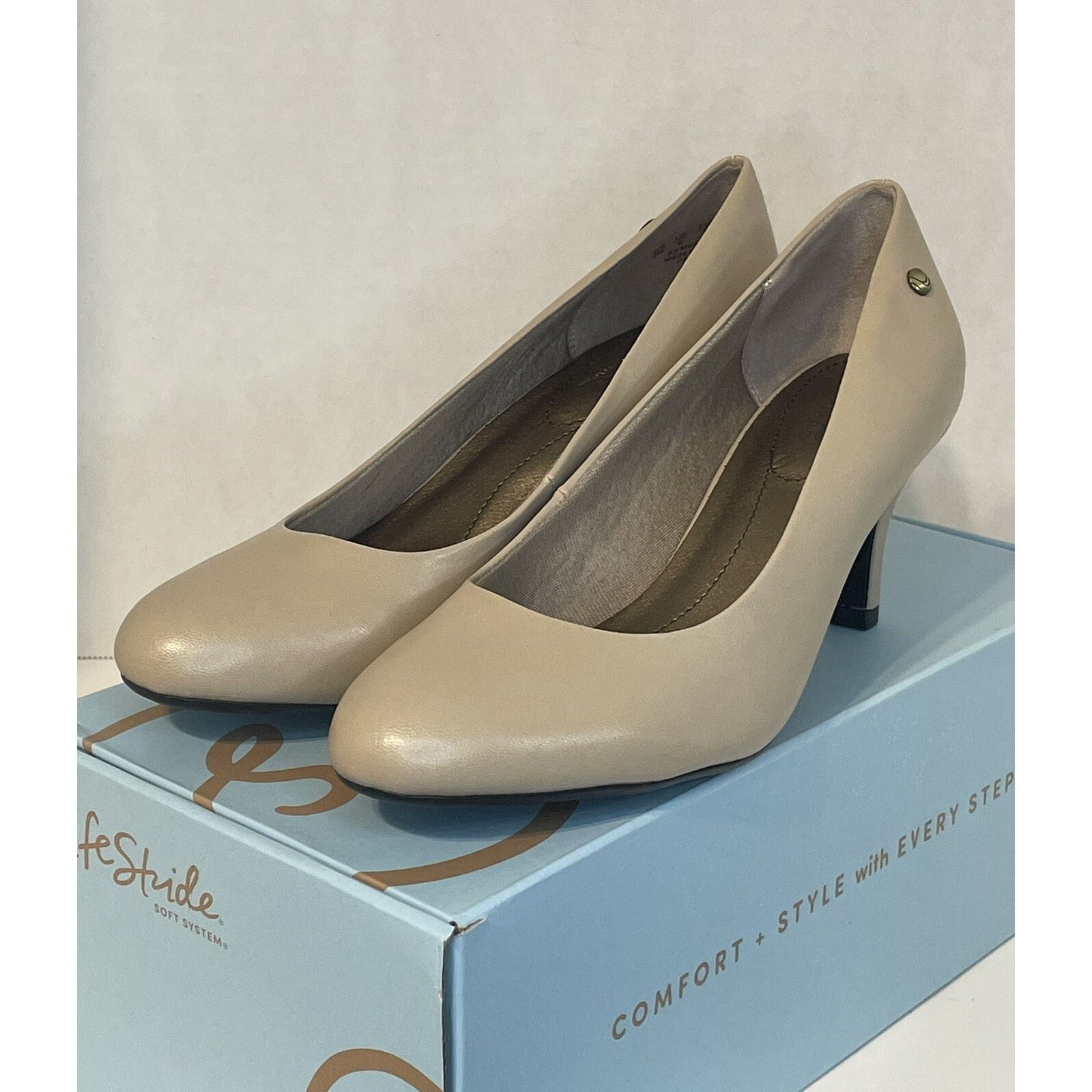 The Unbranded Brand LifeStride Women’s Nude Classic Heels Pumps Size 9M Comfort Size US 9 / IT 39 - 1 Thumbnail