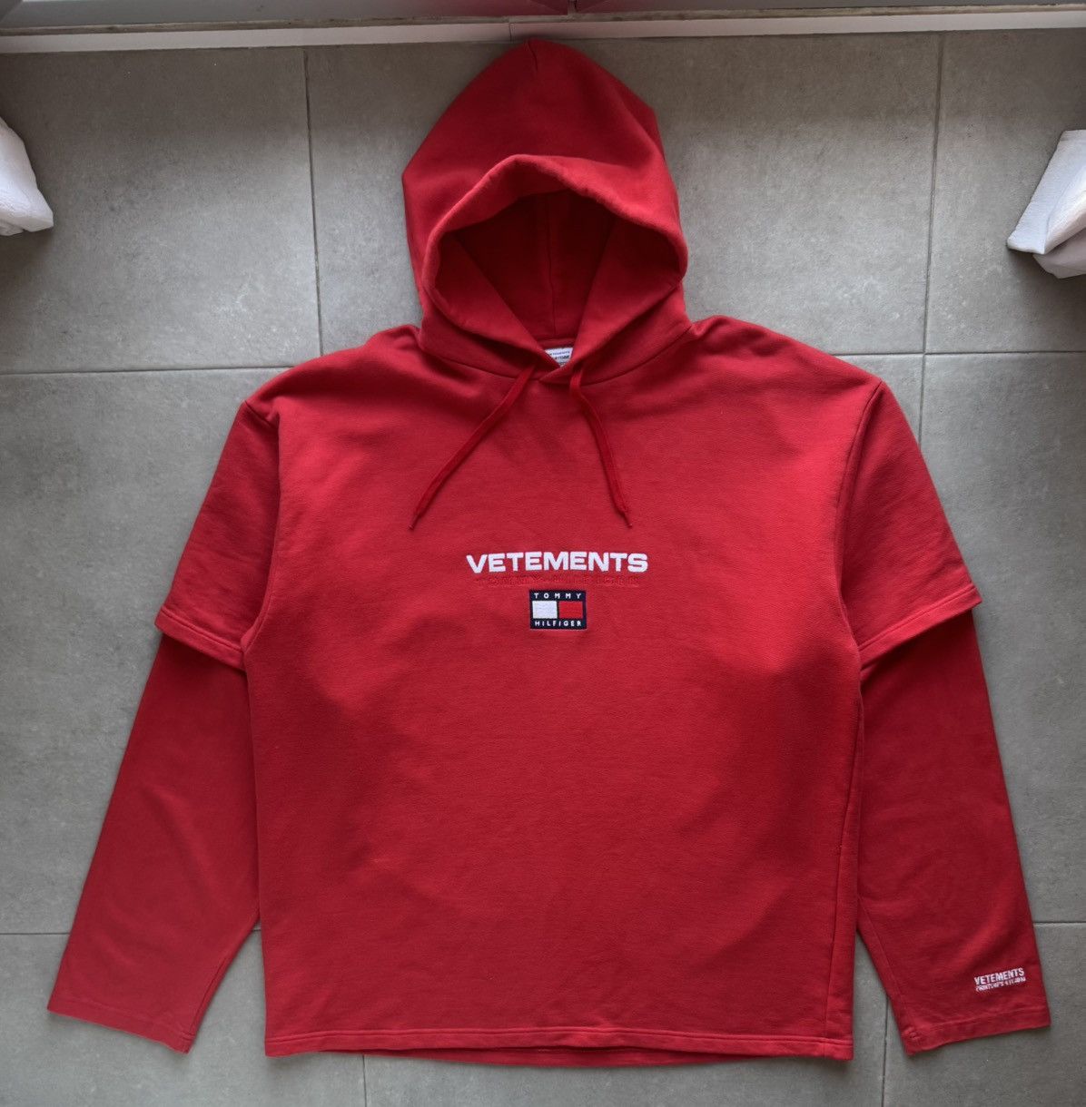 Tommy Hilfiger × Vetements Vetements X Tommy Hilfiger Red Oversize M Size Cotton Hoodie Pullover Sweatshirt Size US M / EU 48-50 / 2 - 1 Thumbnail
