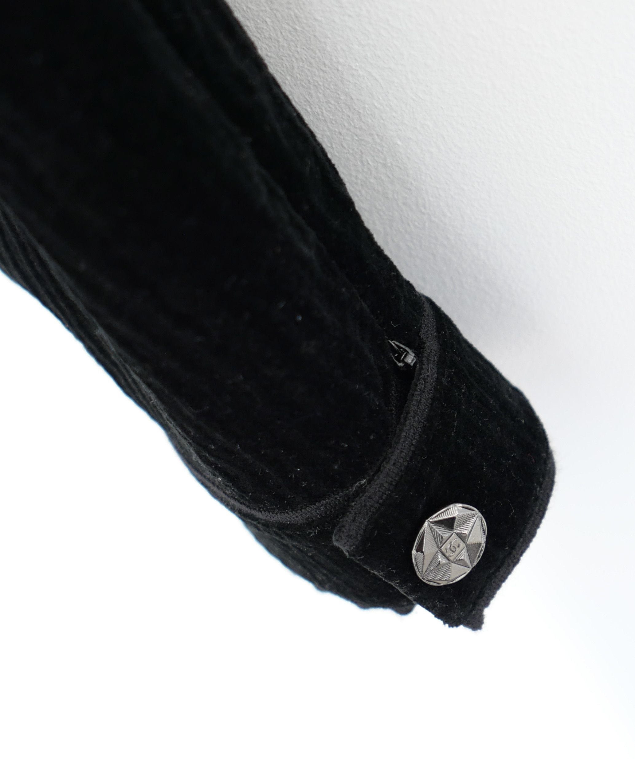 Chanel Chanel Fall 2012 Black Velvet Pedal Pushers Trousers Size 26" / US 2 / IT 38 - 5 Thumbnail