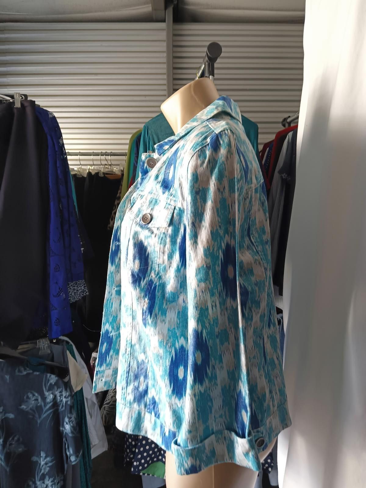 Chicos Chico's Vibrant Blue Floral Denim Jacket Size S / US 4 / IT 40 - 2 Thumbnail