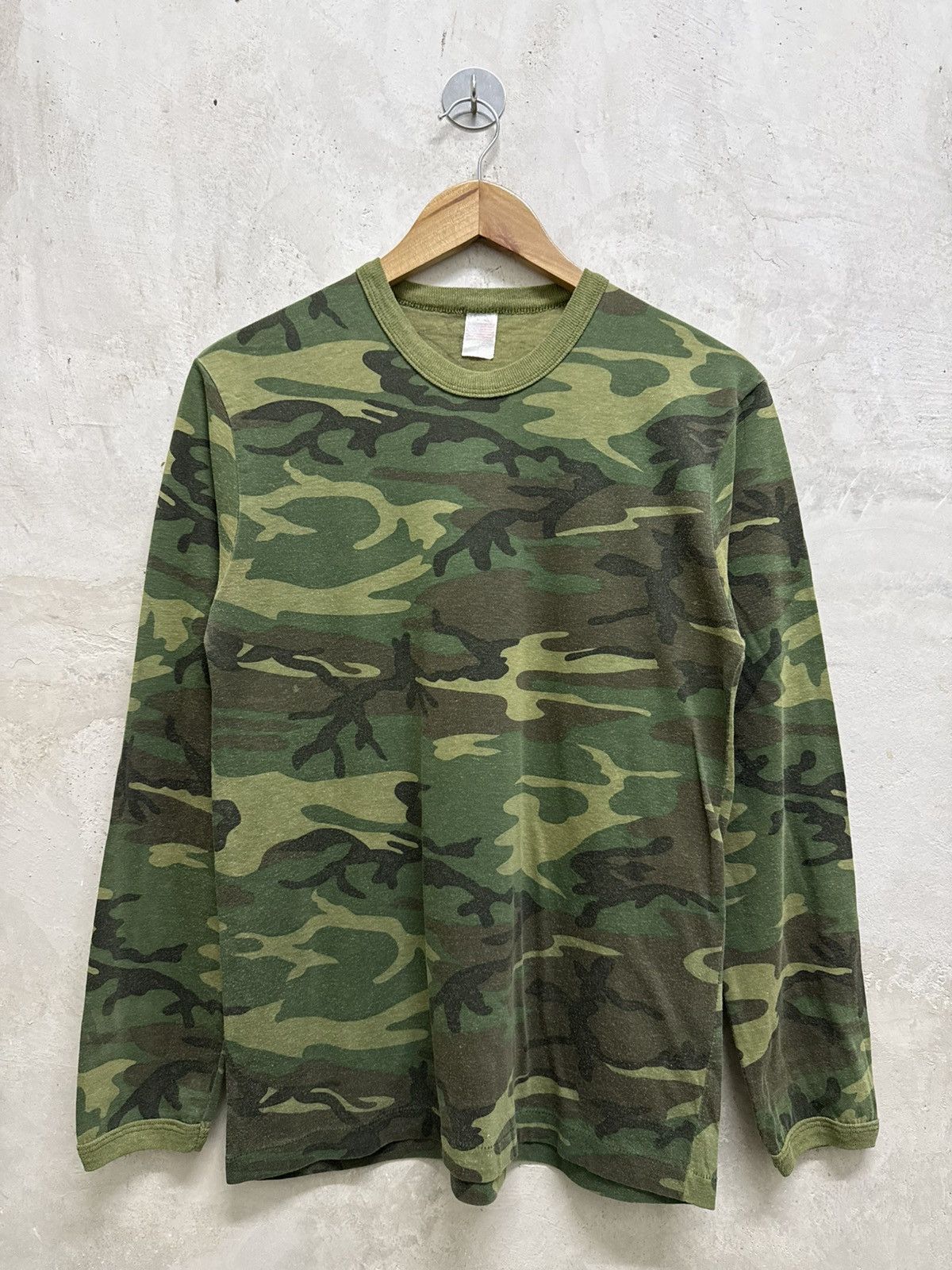 Vintage Vintage 90s Camouflage Army T-Shirt Size US S / EU 44-46 / 1 - 1 Thumbnail