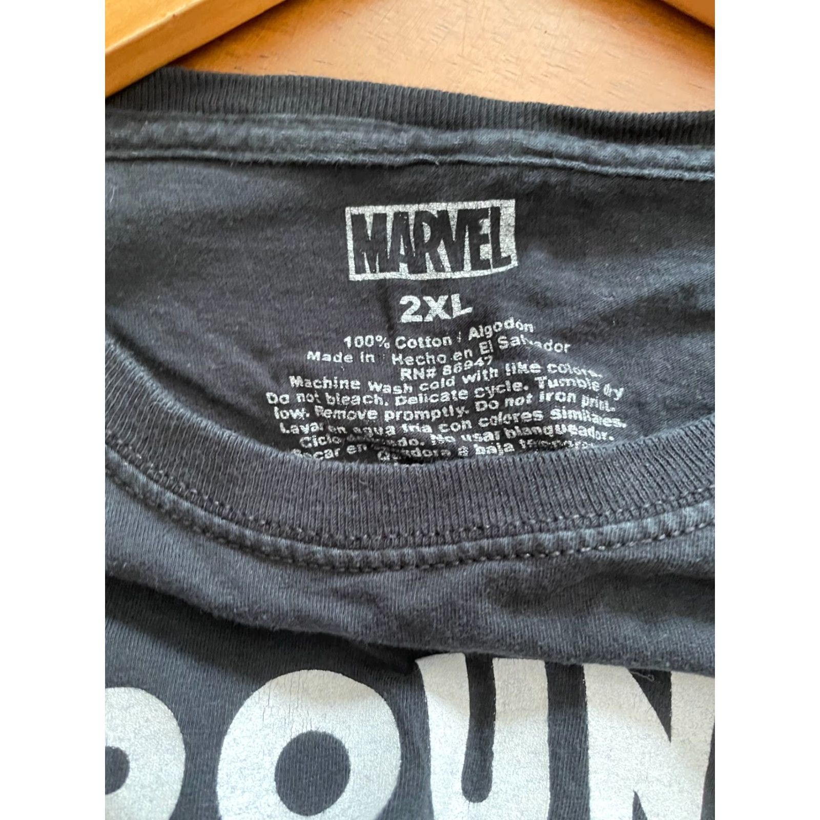 Vintage Deadpool Men’s Black Tee T-Shirt 2XL Marvel Surrounded by Greatness Funny Humor Shirt Size US XXL / EU 58 / 5 - 4 Thumbnail