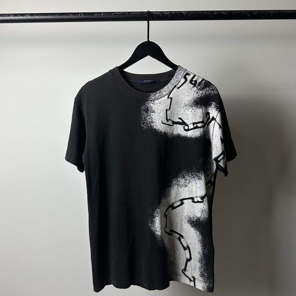 LOUIS VUITTONブラック Tシャツ チェーン付き LOUIS VUITTON（ルイ・ヴィトン） チェーン付き反転ロゴTシャツ M