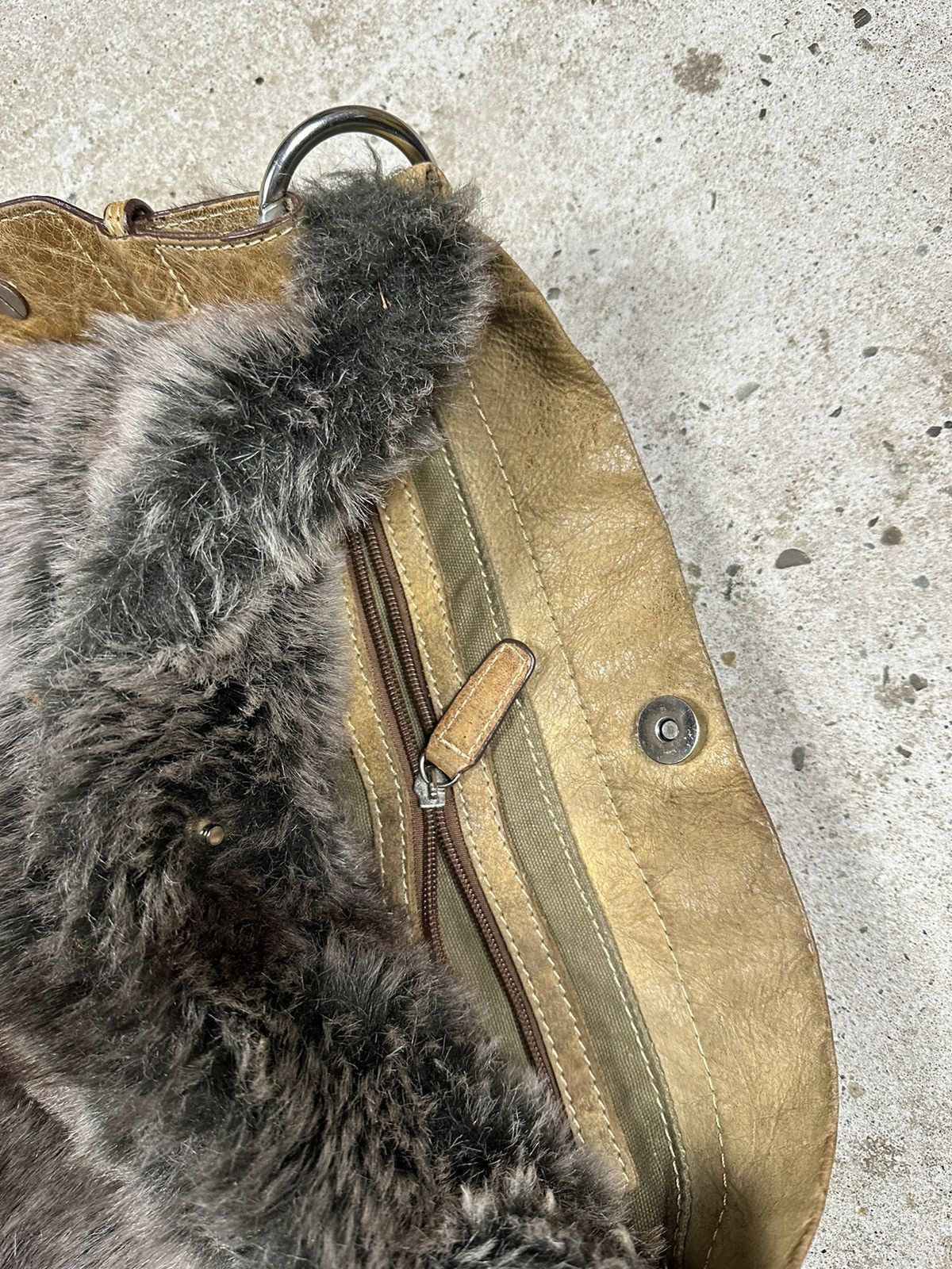 Japanese Brand Vintage Y2K Faux Fur Avant Garde Japanese Shoulder Bag Size ONE SIZE - 13 Thumbnail