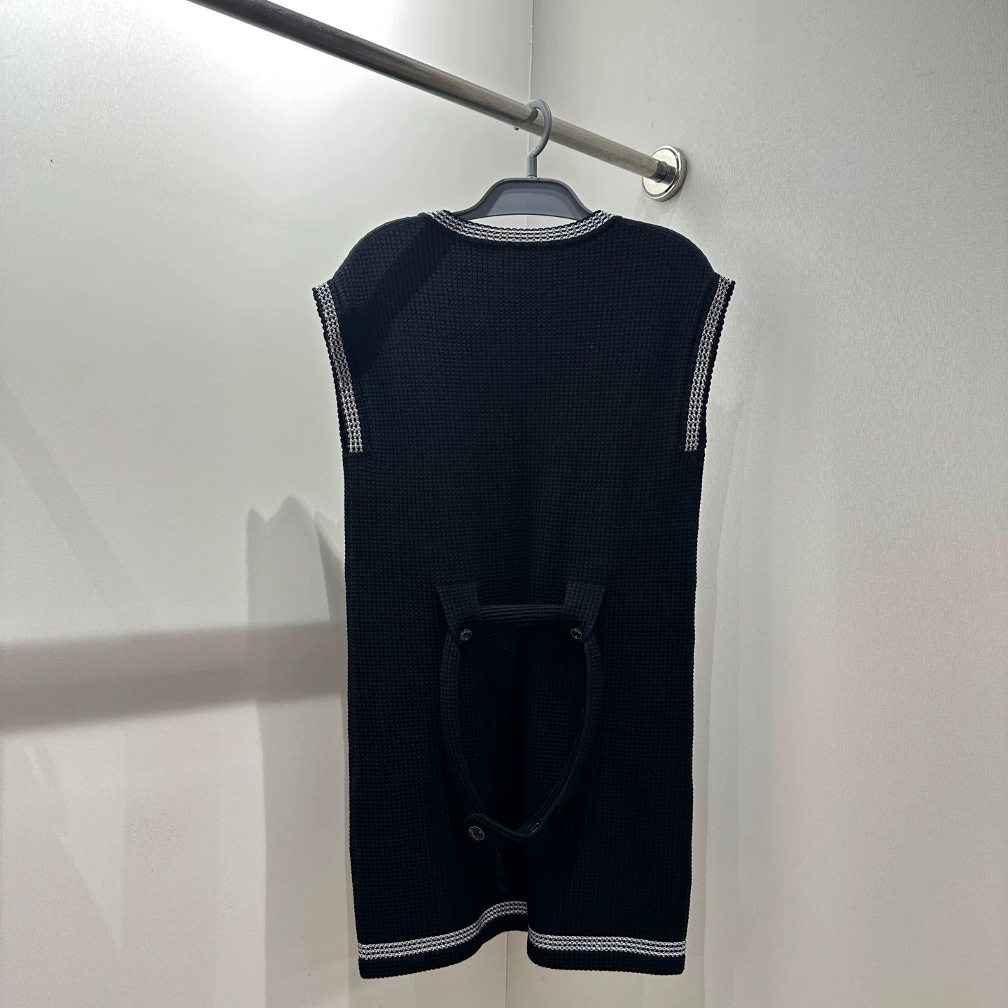 Chanel Chanel jan1128 Logo-button sleeveless silk dress 38 Size XS / US 0-2 / IT 36-38 - 2 Thumbnail