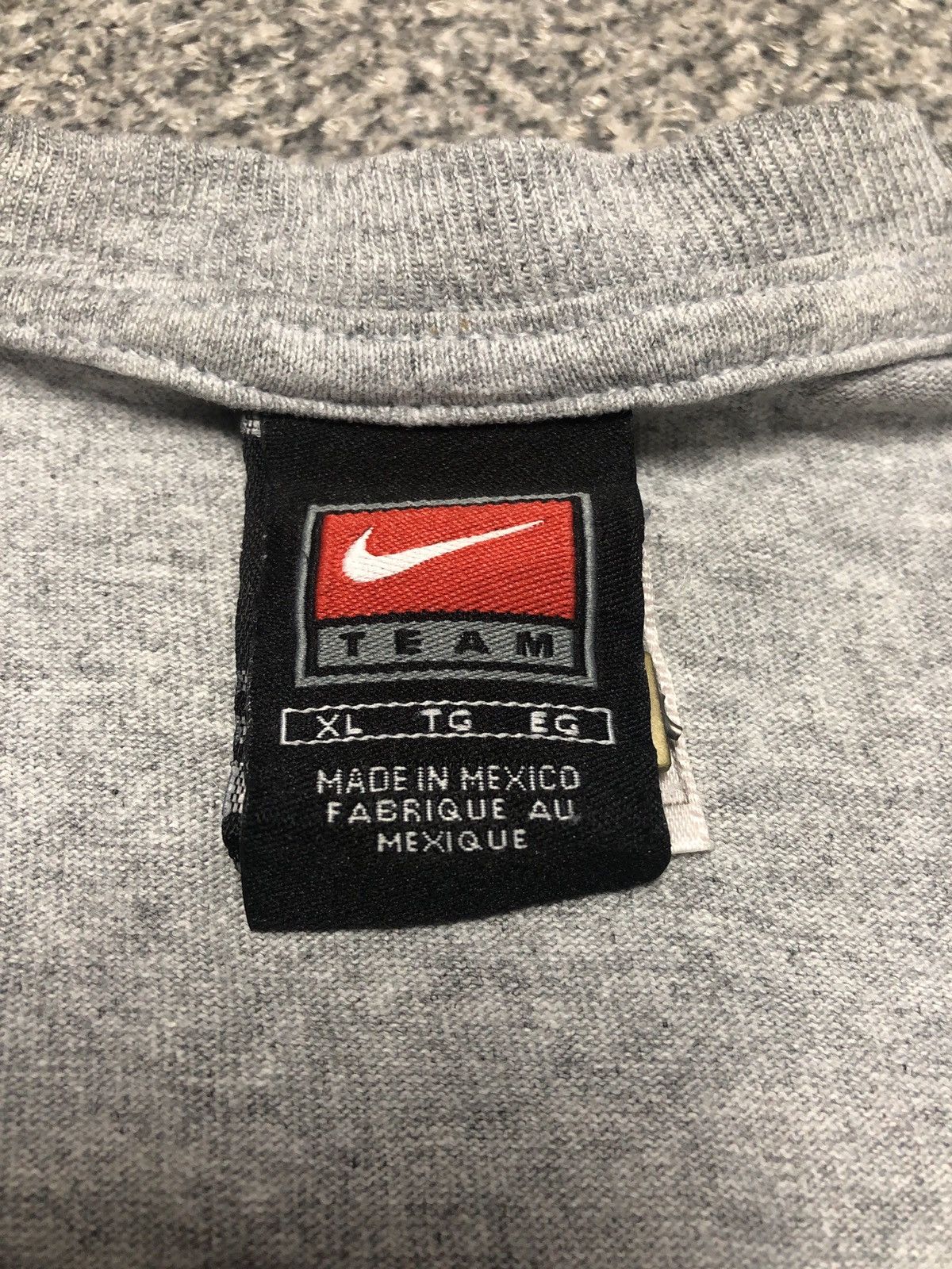 Nike Vintage 90s Nike Centre Logo Tshirt Size US XL / EU 56 / 4 - 13 Thumbnail