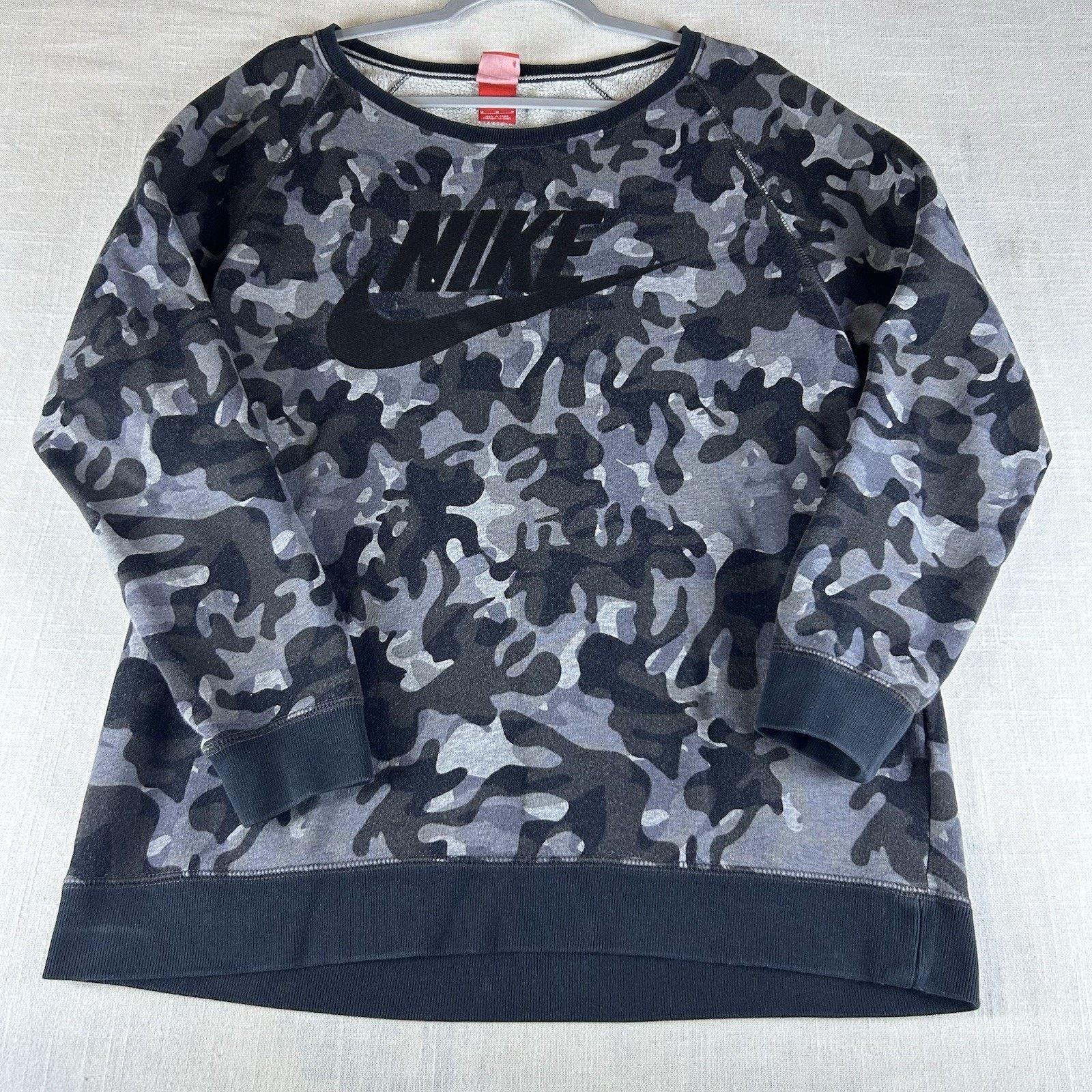 Nike Nike Women Sweatshirt Medium Gray Camo Scoop Neck Pullover Size M / US 6-8 / IT 42-44 - 1 Thumbnail