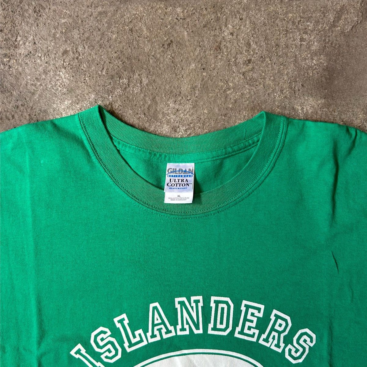 Vintage Vintage 1999 Gildan Islanders Basketball Green T-Shirt Size US XL / EU 56 / 4 - 3 Thumbnail