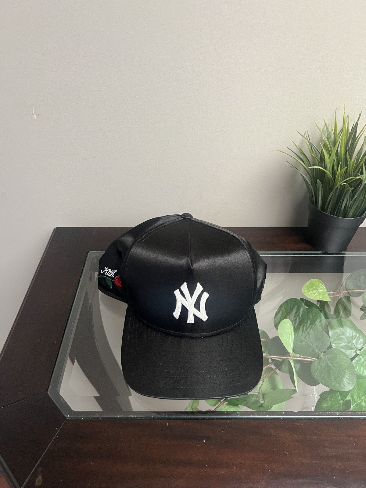 Kith × New Era × New York Yankees KITH Yankees Satin New Era Snapback Size ONE SIZE - 1 Thumbnail