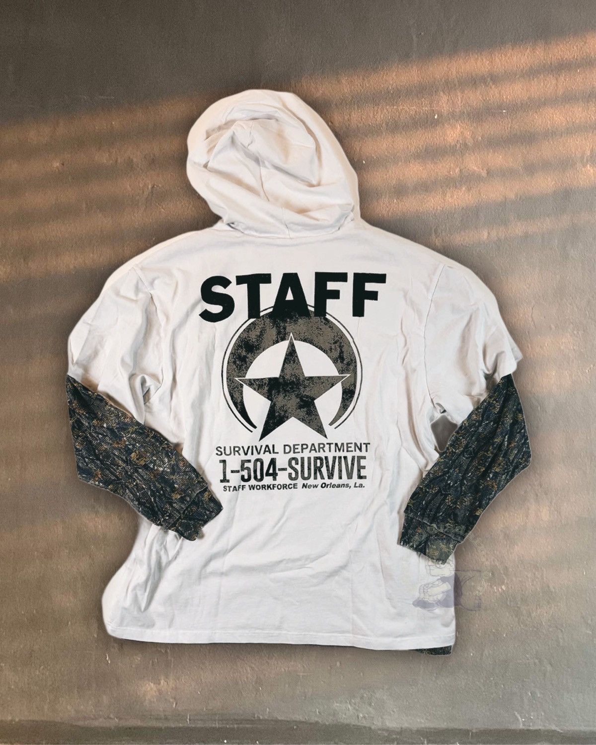 STAFF WORKFORCE ✪ SURVIVAL CAMP HOODED TEE WHITE / CAMO