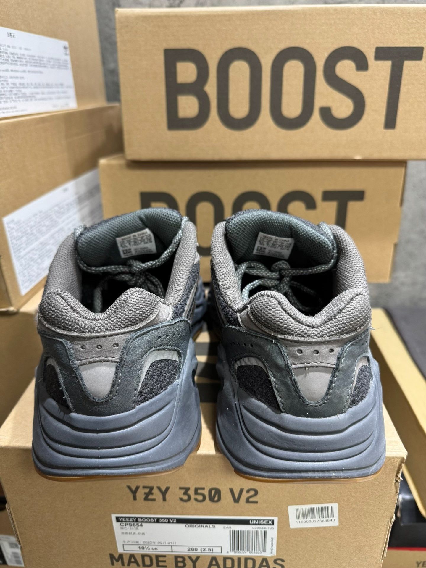 Adidas Adidas YEEZY700 Lowtop Sneakers 39 Men Size US 6.5 / EU 39-40 - 1 Thumbnail