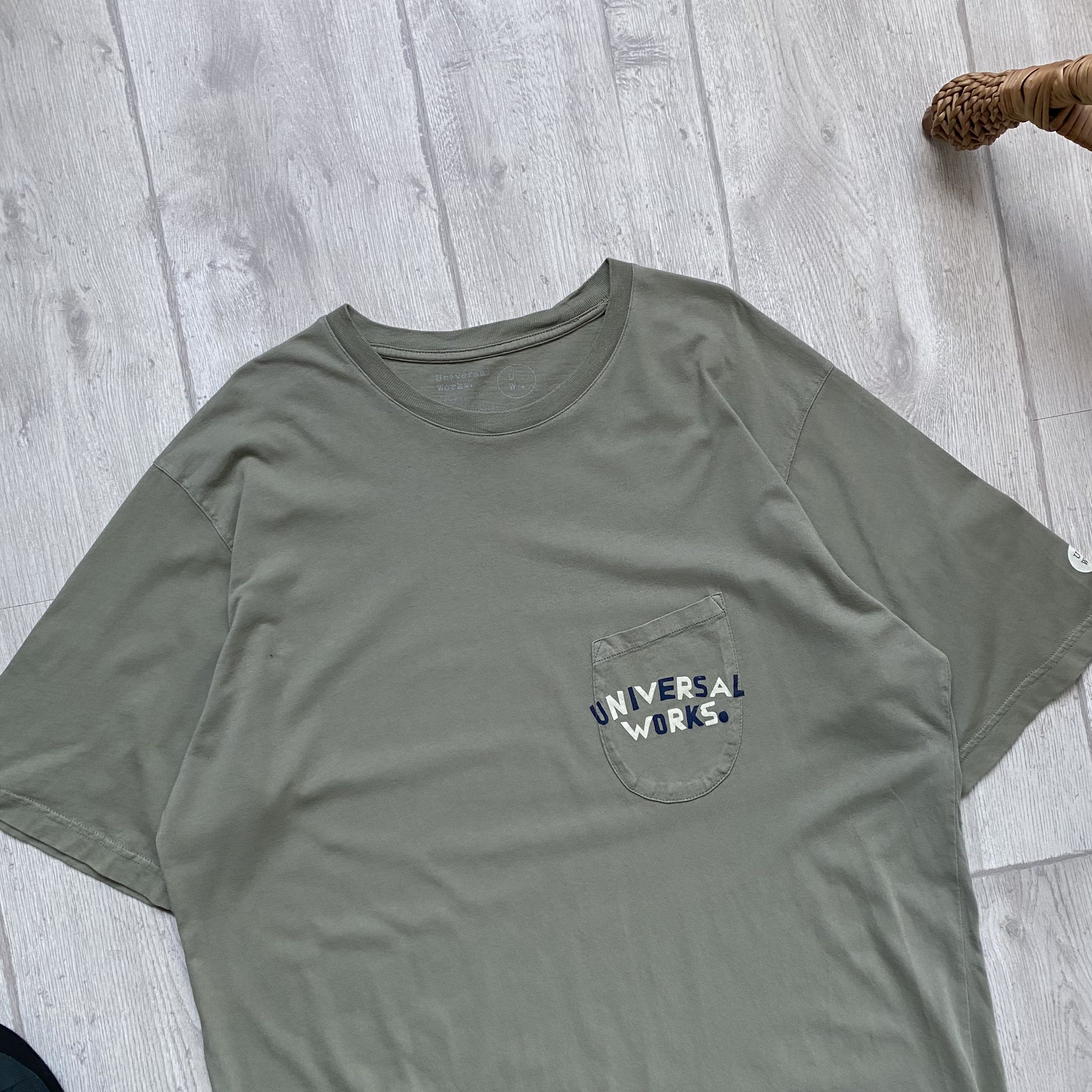 Universal Works 🔨 Universal works tee printed pocket khaki Size US XL / EU 56 / 4 - 2 Thumbnail