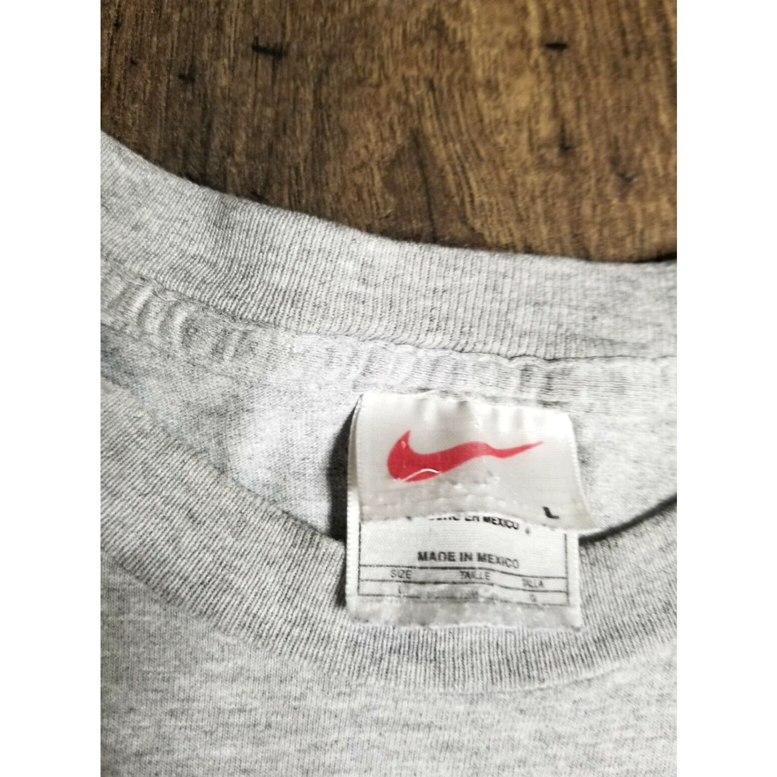 Nike VINTAGE Nike 90s Basketball T-Shirt Men Large Gray Double-Sided Logo Distressed Size US L / EU 52-54 / 3 - 5 Thumbnail