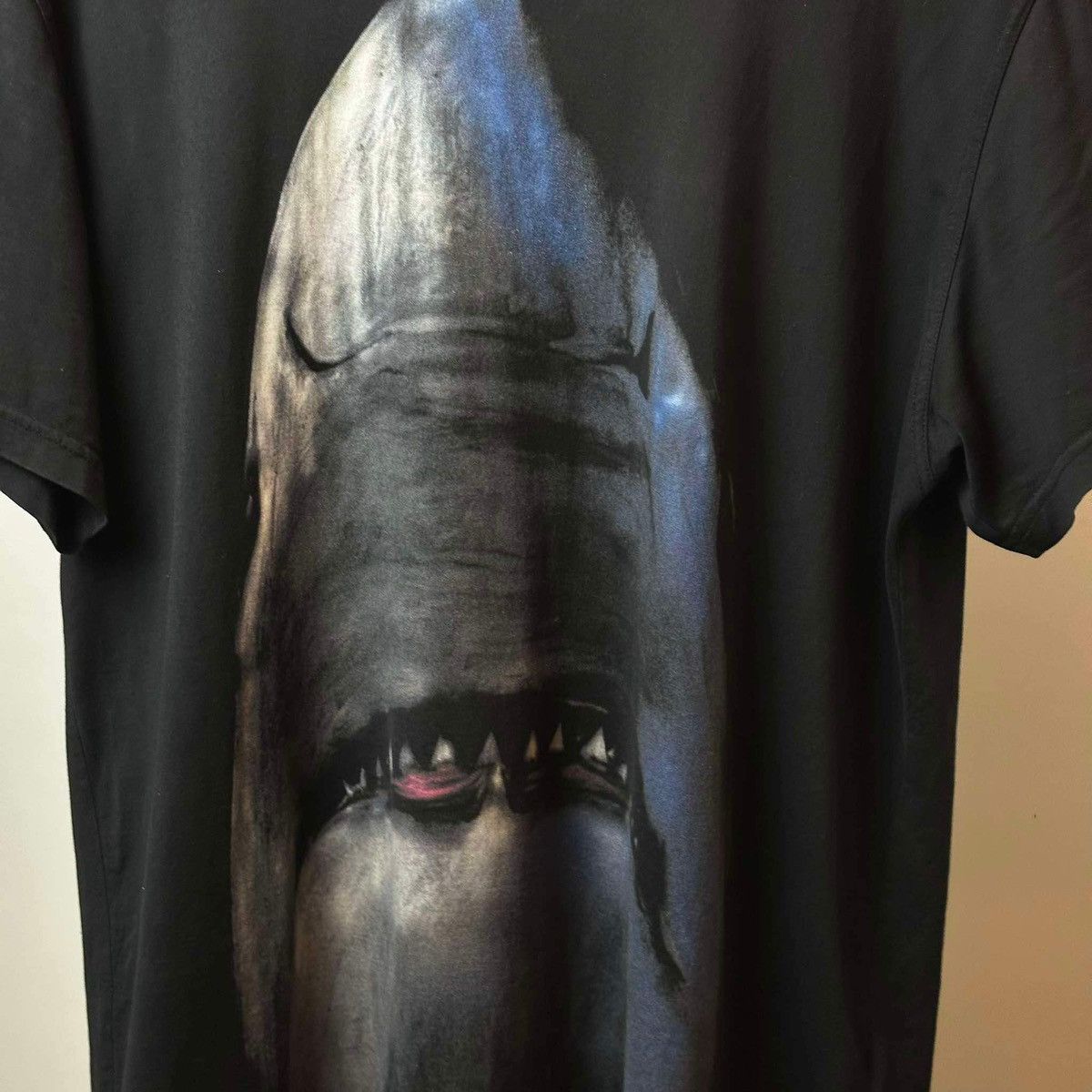Givenchy GIVENCHY SHARK T SHIRT Size US XS / EU 42 / 0 - 3 Thumbnail