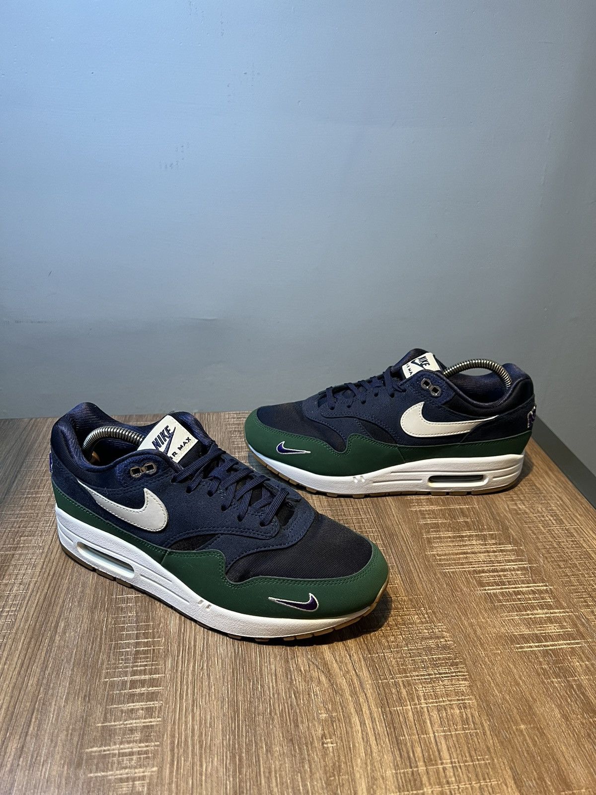 Nike Sz 9.5w Air Max 1 QS 'Letterman Pack' 2022 Obsidian/Green Size US 9.5 / IT 39.5 - 2 Thumbnail