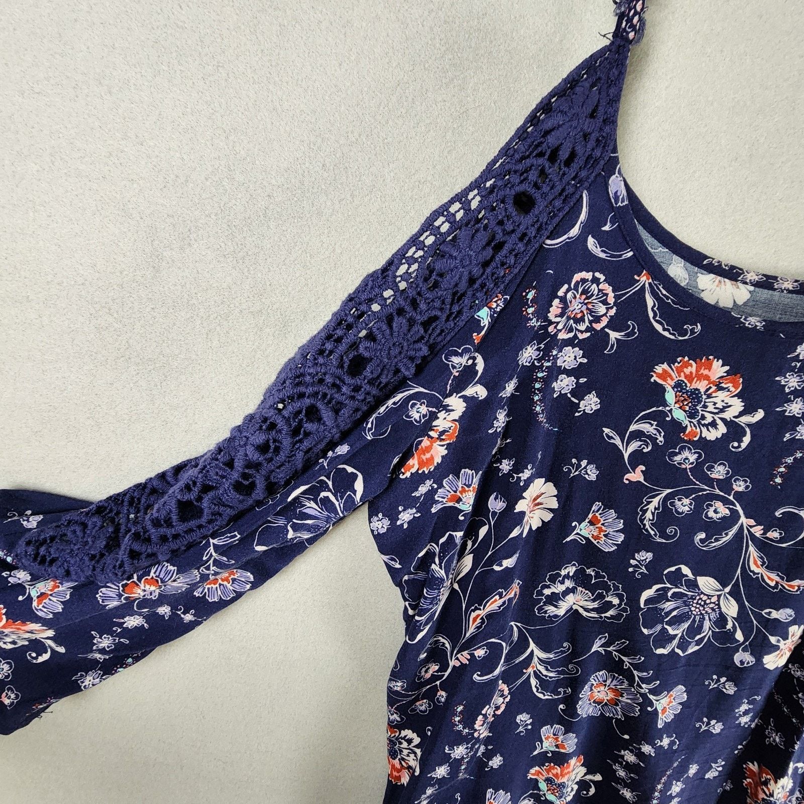Other Xhilaration Floral Crochet 3/4 Sleeve Blouse Medium Blue Size M / US 6-8 / IT 42-44 - 6 Thumbnail