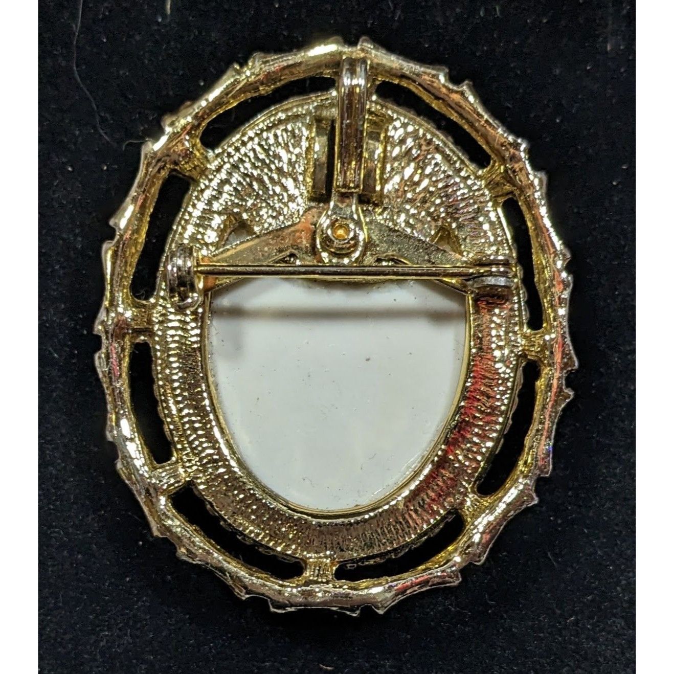 Other 1950s Vintage Gold Tone Cameo Brooch/Pendant Size ONE SIZE - 4 Thumbnail