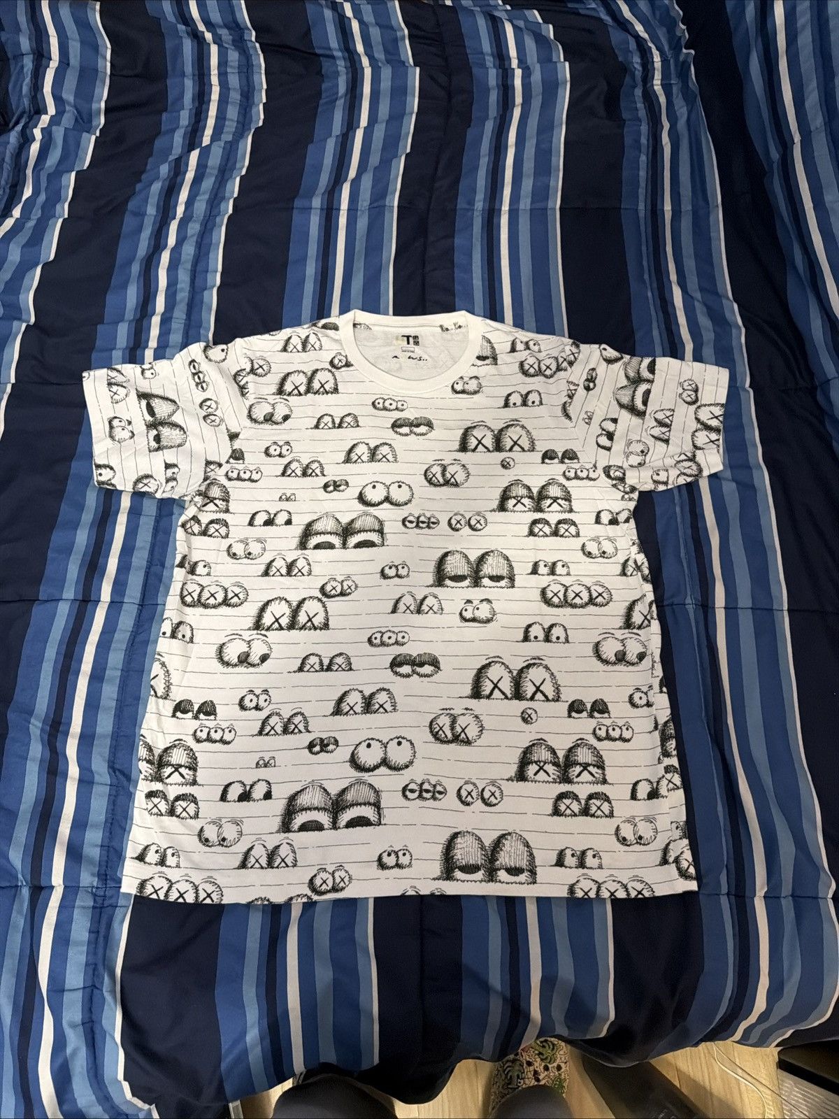 Uniqlo Uniqlo KAWS Mens Large White All Over Eyes Graphic Tee Size US L / EU 52-54 / 3 - 3 Thumbnail