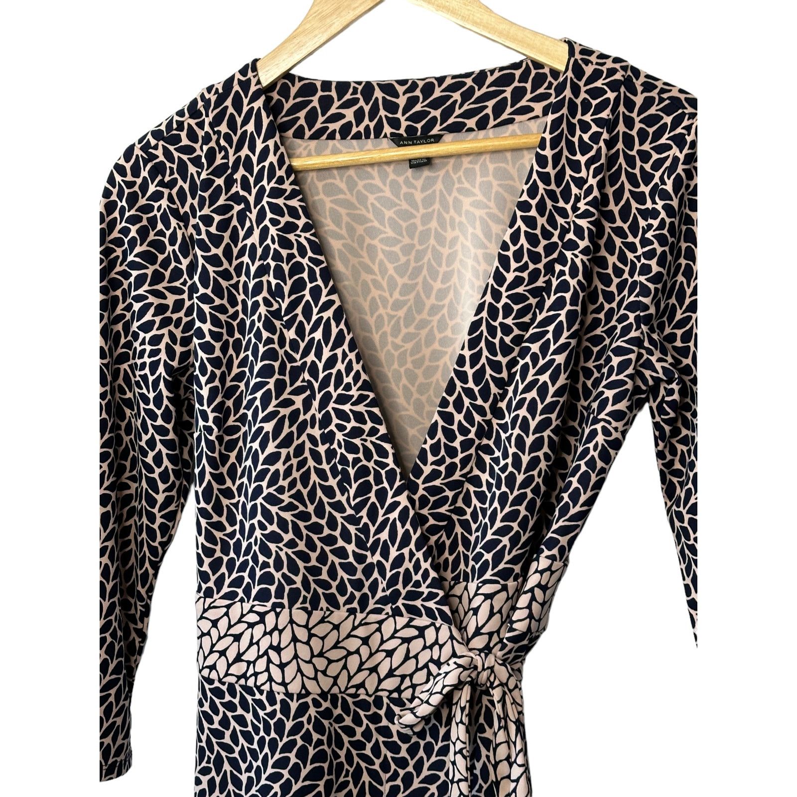 Ann Taylor Ann Taylor Cream & Black Print Long Sleeve Wrap Dress Sz 4 Size S / US 4 / IT 40 - 2 Thumbnail