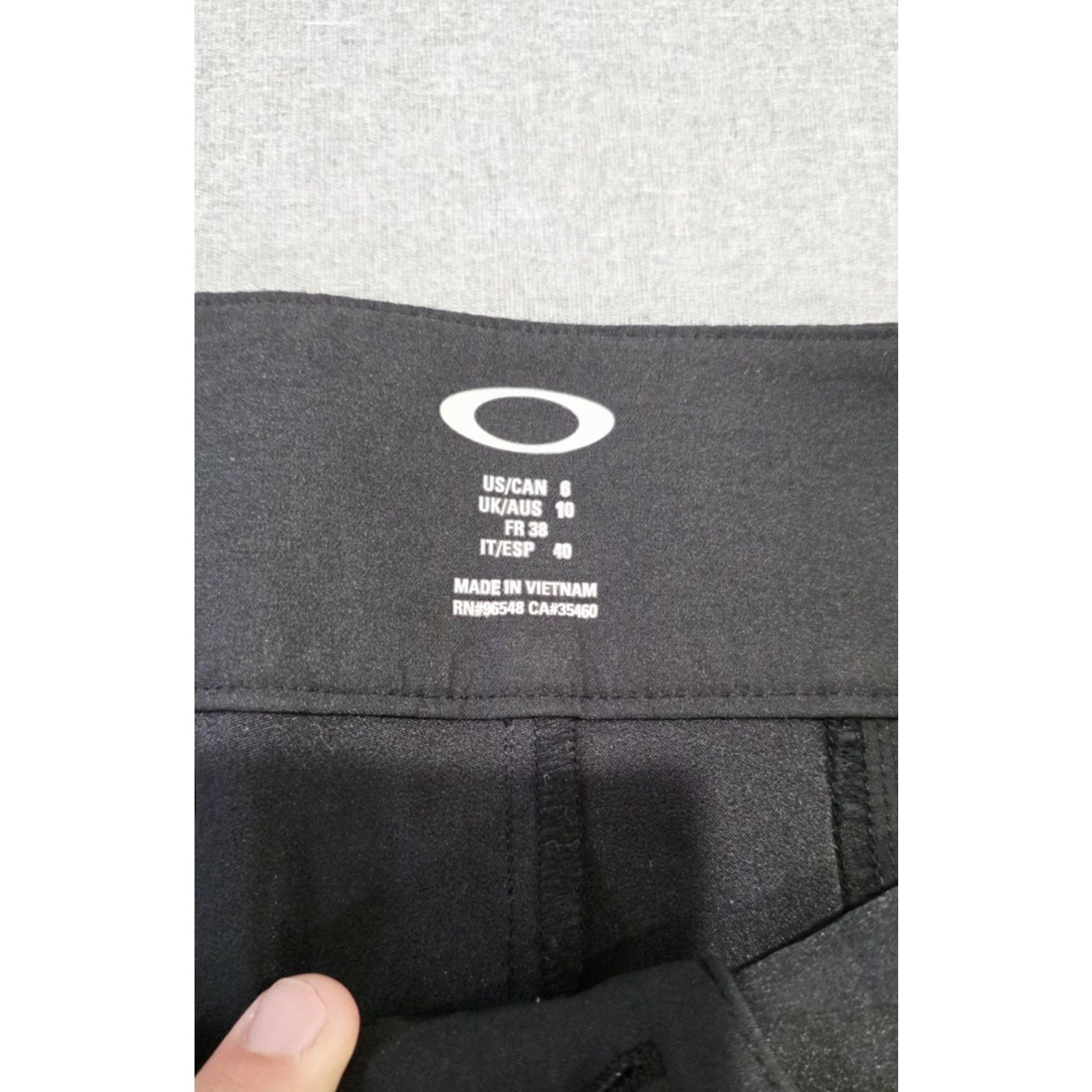 Oakley Oakley Women's Board Golf Bermuda Shorts Black Athleisure 6 Size 28" / US 6 / IT 42 - 4 Thumbnail