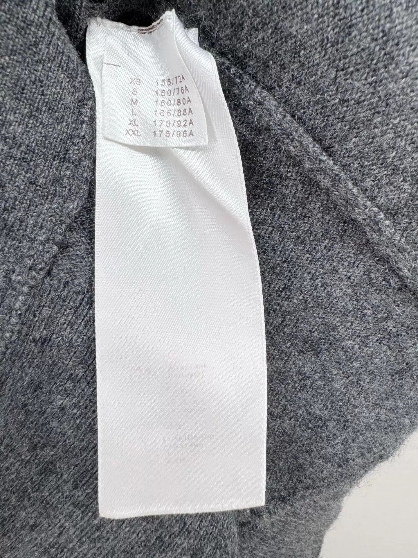 Louis Vuitton LV knit cardigan XS worn 2x 78-88 bust 62 length Size XS / US 0-2 / IT 36-38 - 5 Thumbnail