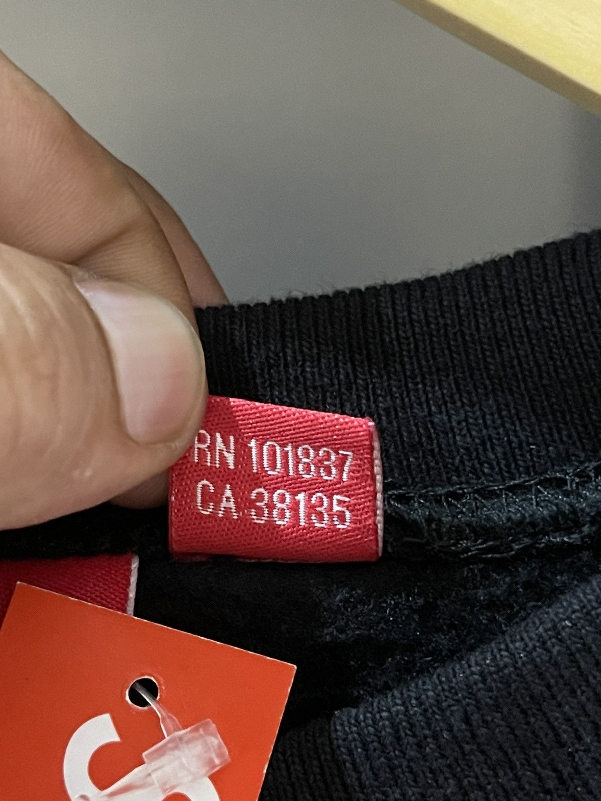 Supreme SUPREME BLACK ON RED BNWT Size US M / EU 48-50 / 2 - 6 Thumbnail