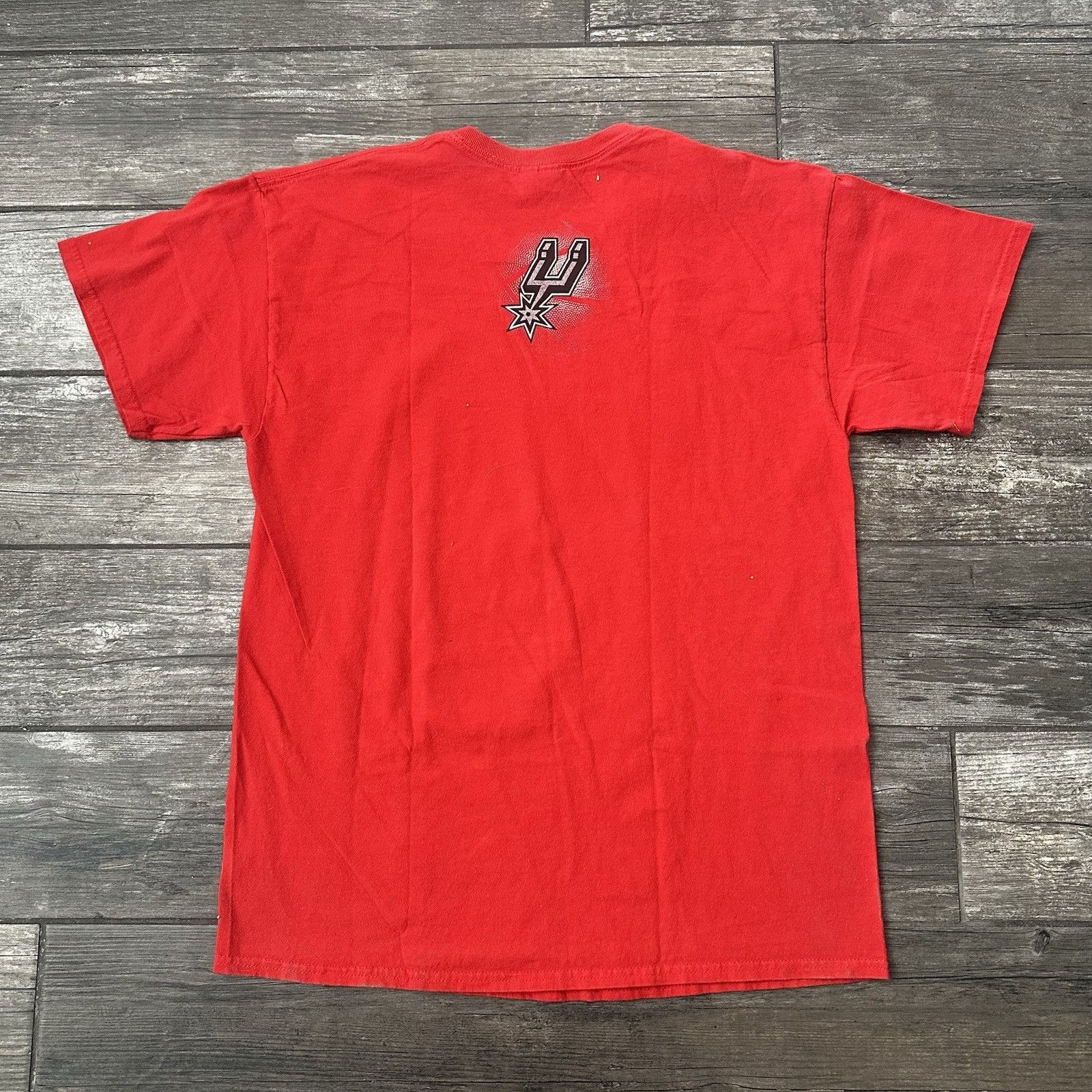 NBA Y2K SAN ANTONIO SPURS BASKETBALL RED T-SHIRT LOGO SZ L NBA Size US L / EU 52-54 / 3 - 3 Thumbnail