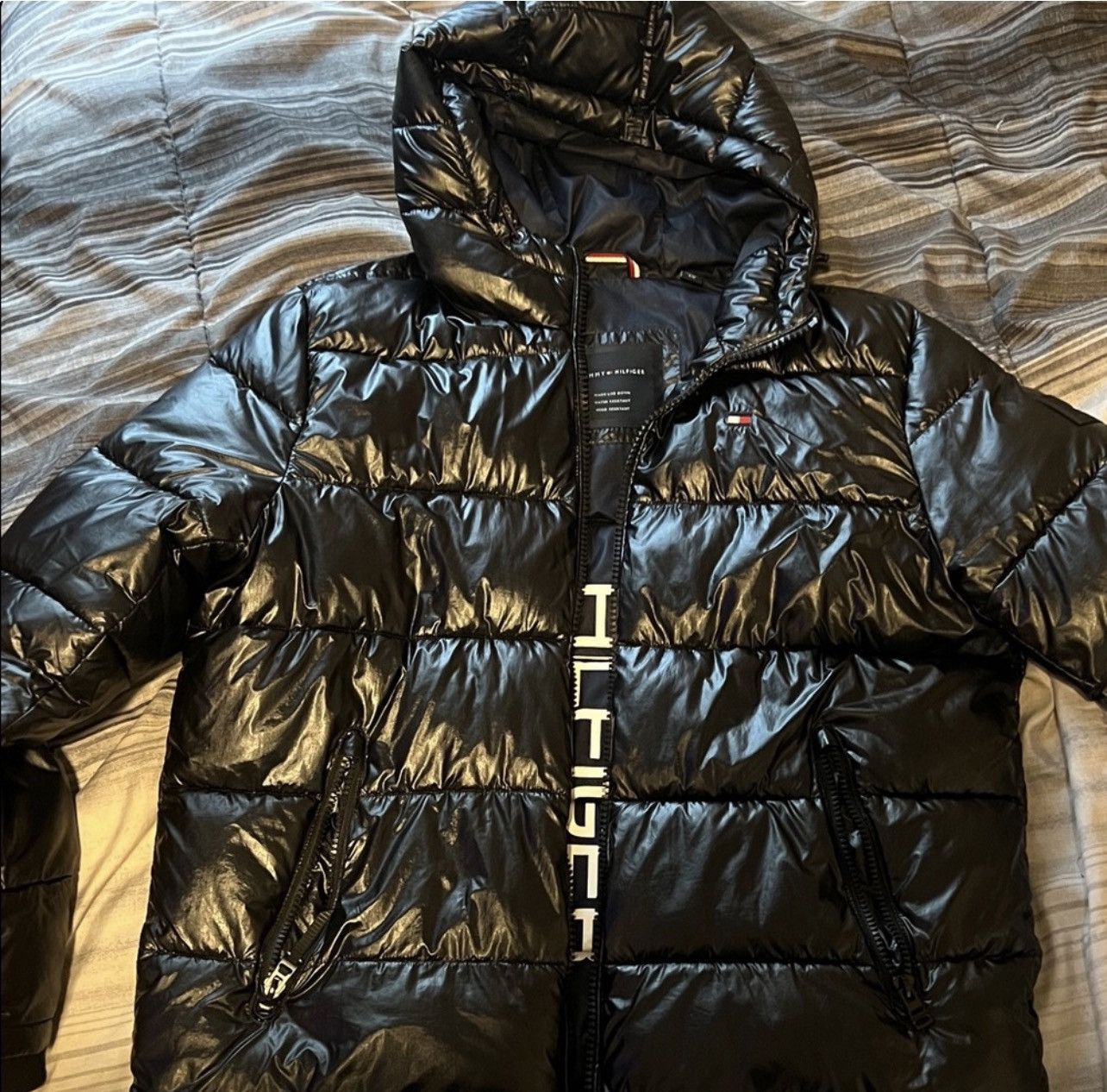Tommy Hilfiger Tommy Hilfiger XL Black Glossy Puffer Jacket Size US XL / EU 56 / 4 - 1 Thumbnail
