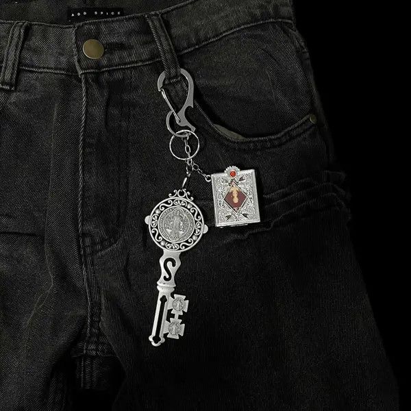 Jewelry Vintage Inspired Keyring - Ornate Key & Medallion Charm Size ONE SIZE - 5 Thumbnail