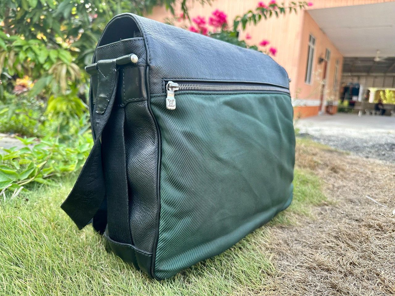Louis Vuitton Authentic Louis Vuitton Ardoise Taiga Viktor Messenger Bag Size ONE SIZE - 5 Thumbnail