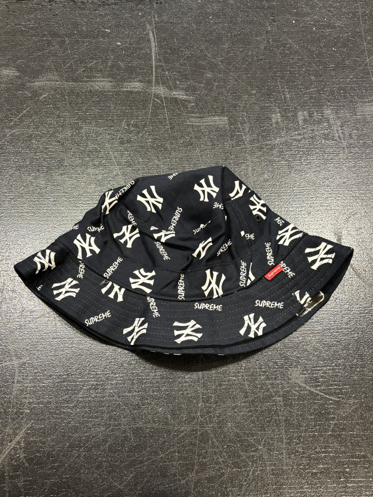 MLB × Supreme Supreme X MLB Yankees All Over Bucket Hat Size ONE SIZE - 3 Thumbnail