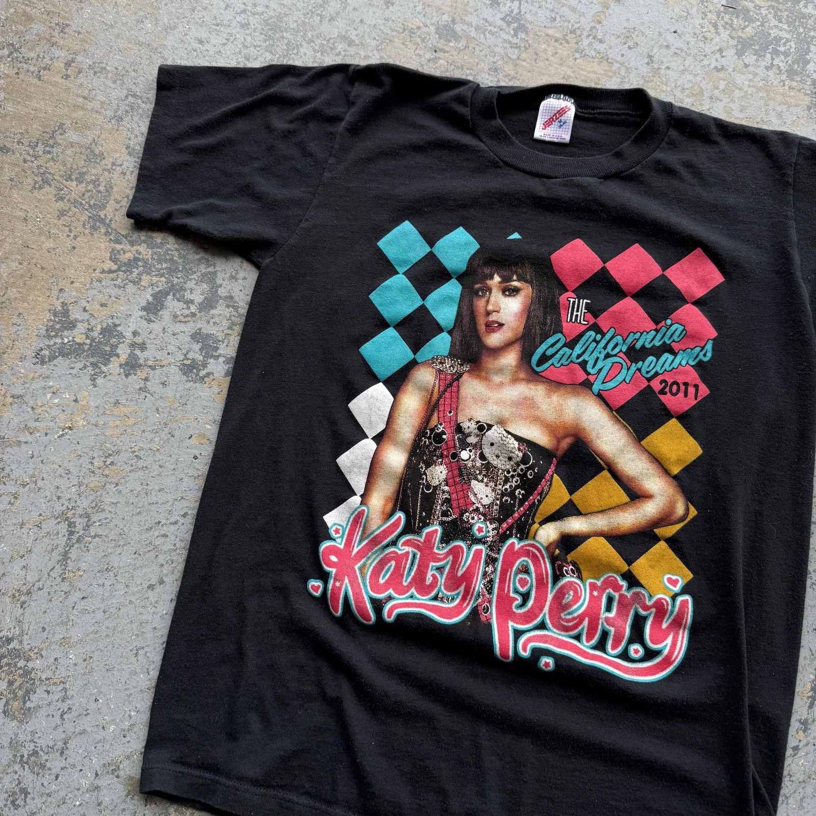 Vintage Vintage Y2K 2011 Katy Perry The California Dreams Tee Sz M Size US M / EU 48-50 / 2 - 2 Thumbnail
