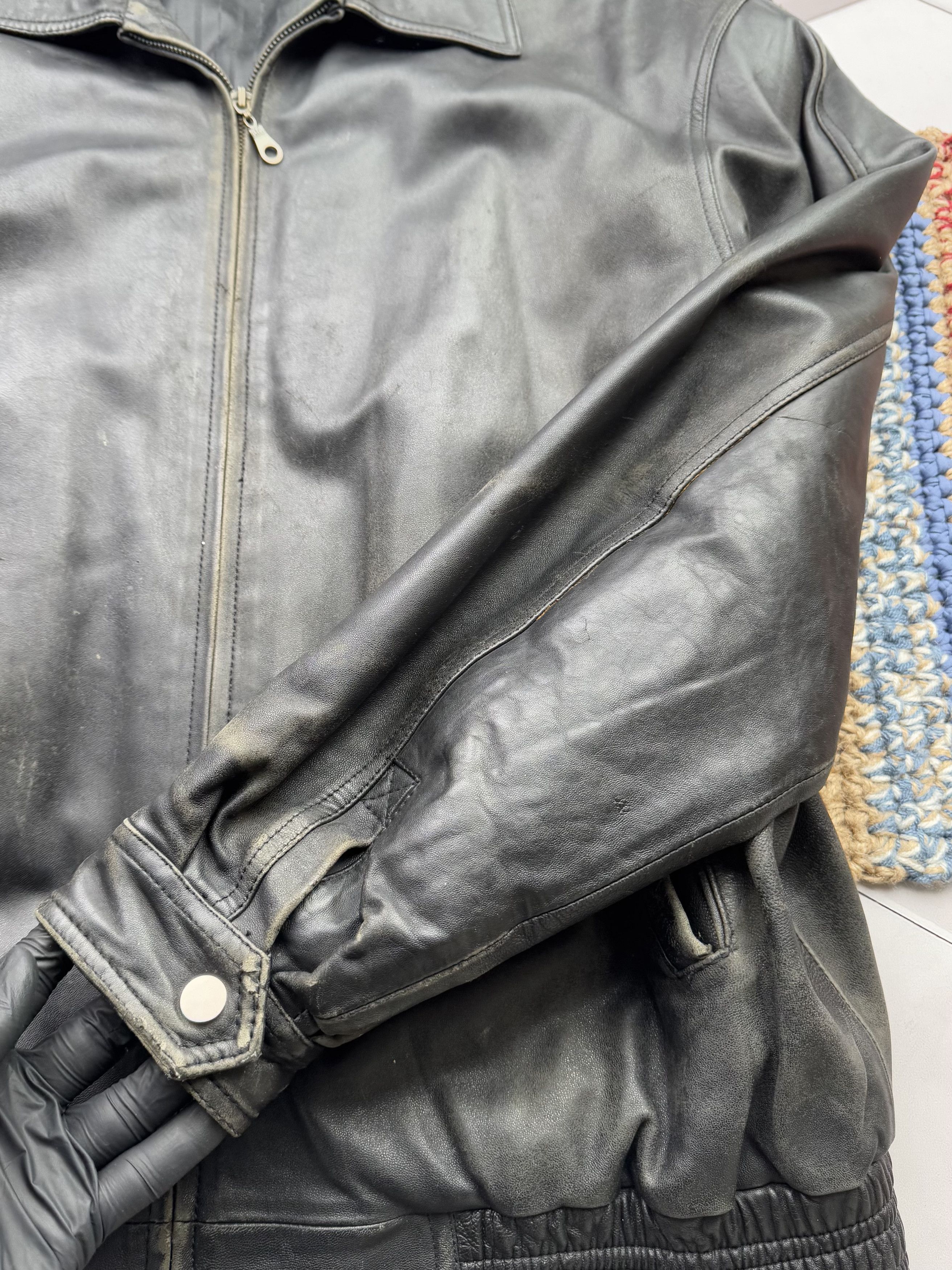 Vintage Vintage Thrashed Leather Bomber Jacket (ES9) Size US XXL / EU 58 / 5 - 7 Thumbnail