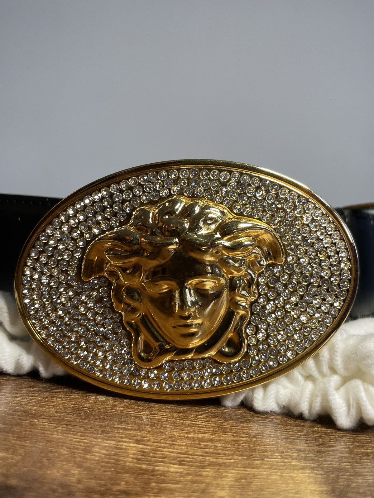 VERSACE　ヴェルサーチ　クロコダイルエンボス ベルト メデューサ メドゥーサ ヘリテージ レザー ベルト 3 cm ブラック | VERSACE JP