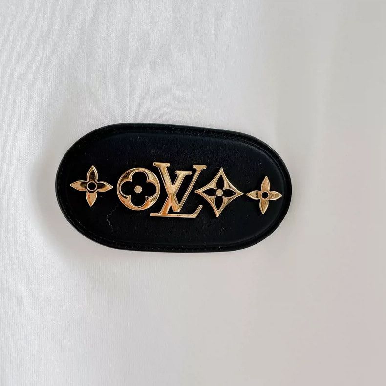 Louis Vuitton LOUIS VUITTON White leather logo T-shirt Size US M / EU 48-50 / 2 - 5 Thumbnail