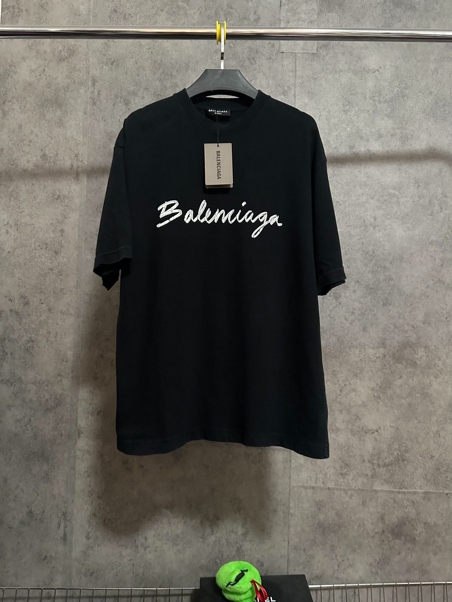 Balenciaga Balenciaga Distressed Script Logo T-shirt Size US XXS / EU 40 - 1 Thumbnail