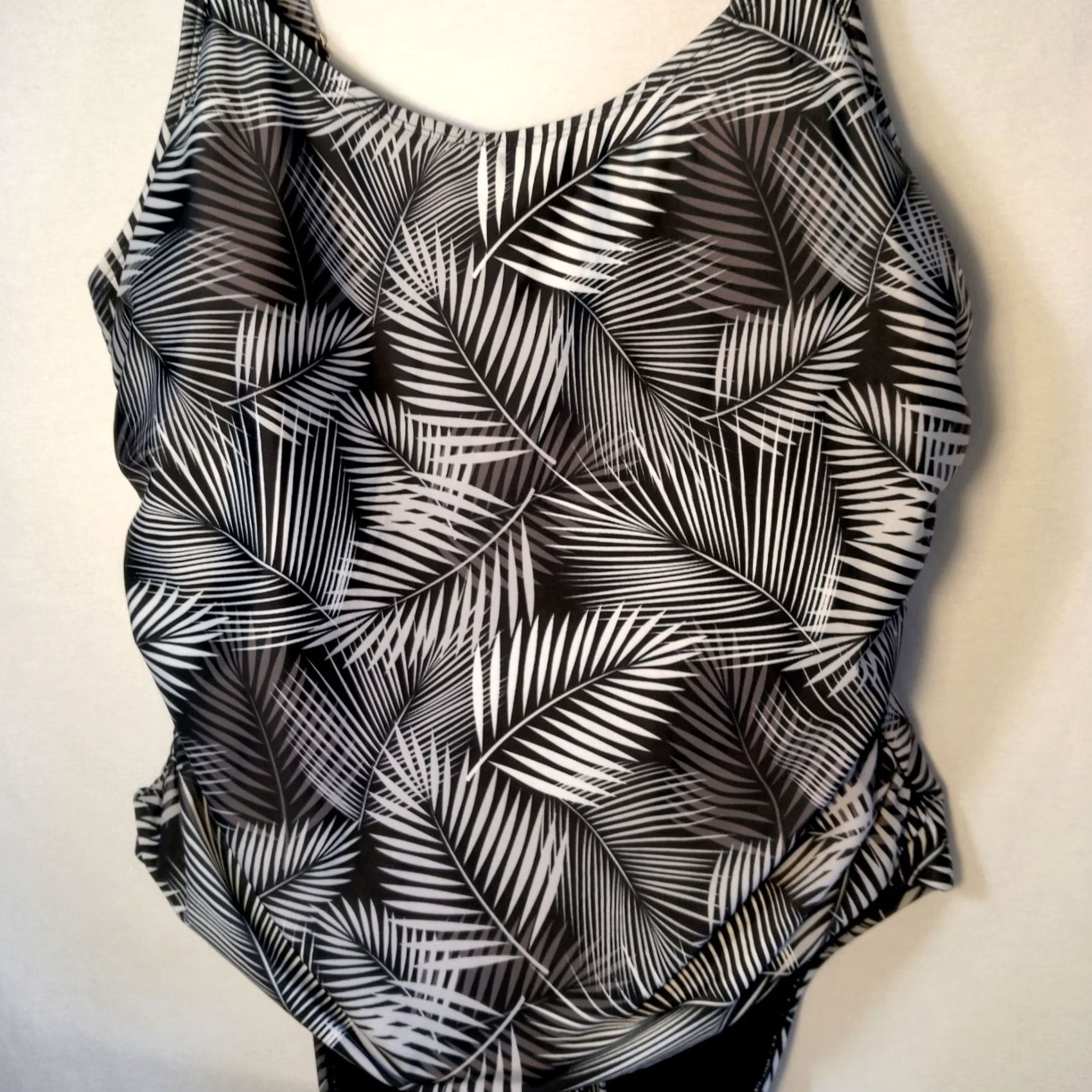 Nicole Miller Nicole Miller Plus Size 3X One Piece Bathing Suit Black White Gray Palm Swimsuit Size XXL / US 16-18 / IT 52-54 - 7 Thumbnail