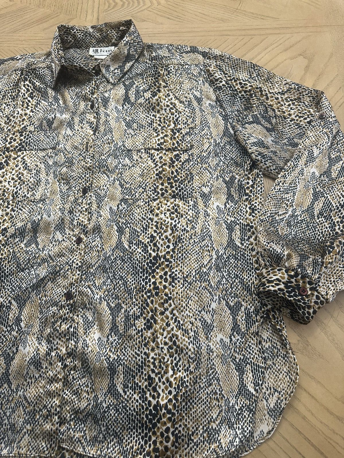 Other vintage women's button-up blouse features a snakeskin print Size L / US 10 / IT 46 - 2 Thumbnail