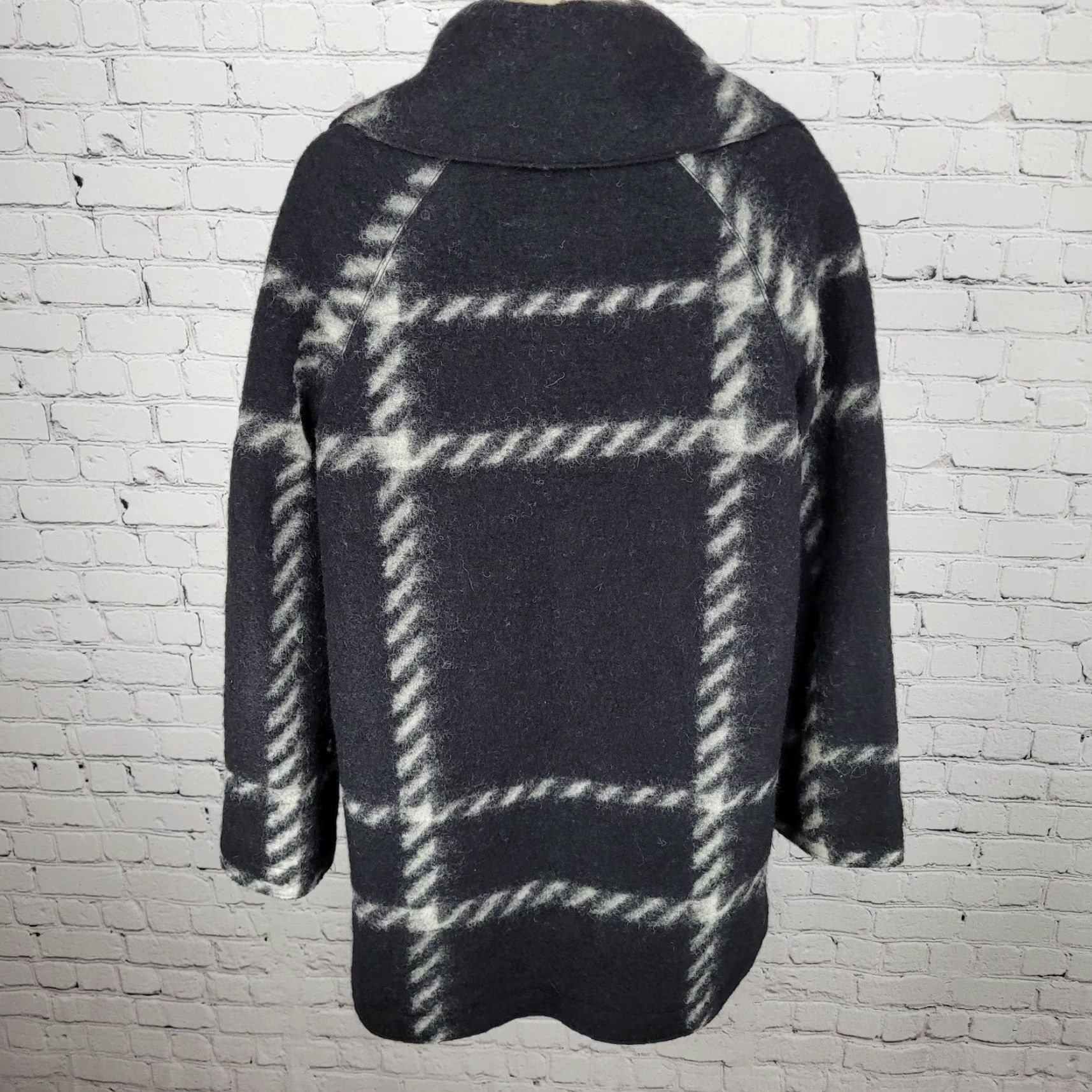 Vintage VINTAGE Hilary Radley Black Check Wool Blend Collared Buttoned Lined Over Coat PS Women Coat Size S / US 4 / IT 40 - 2 Thumbnail