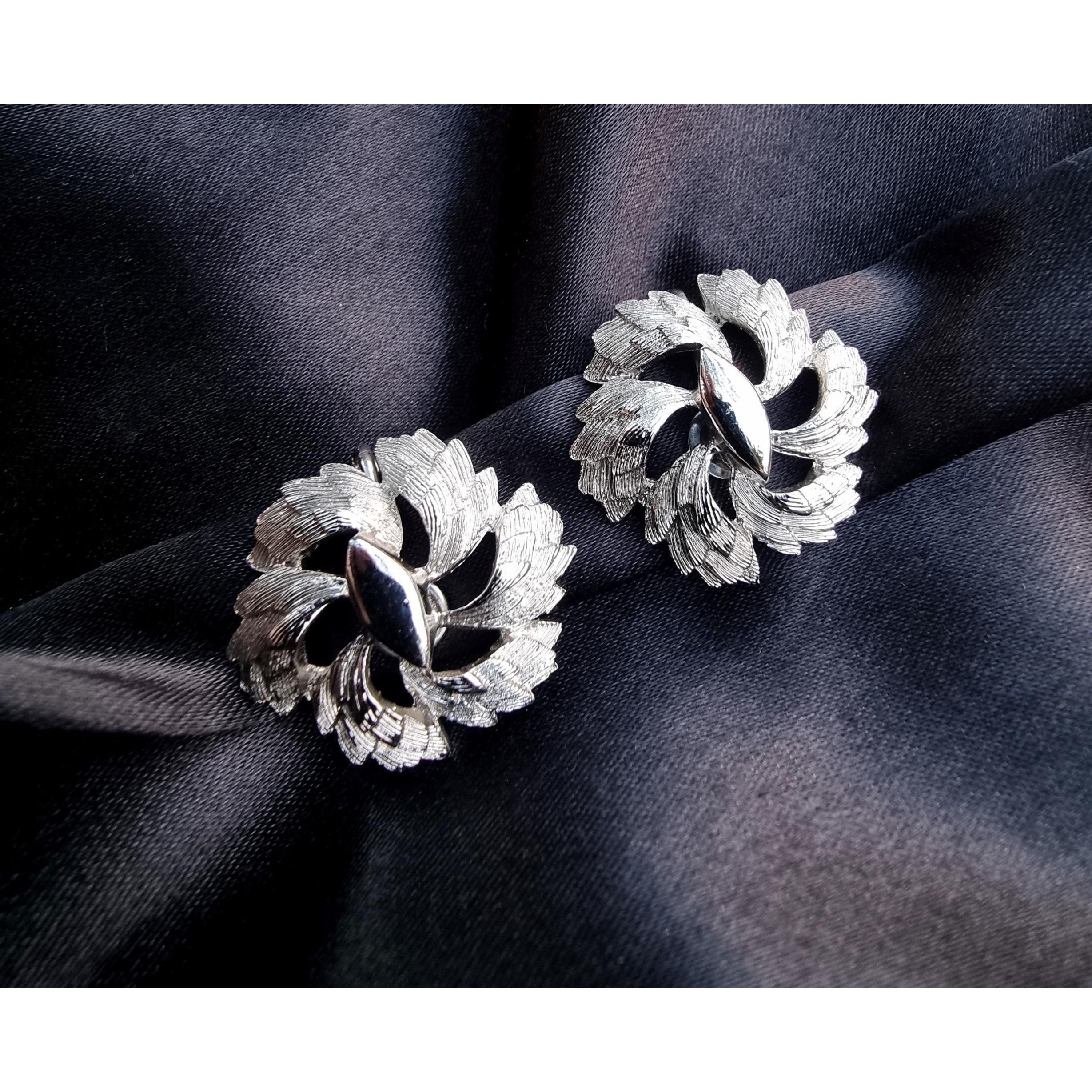 Other Vintage CORO Signed Flower Silver Toned Patern Clip On Earri Size ONE SIZE - 4 Thumbnail
