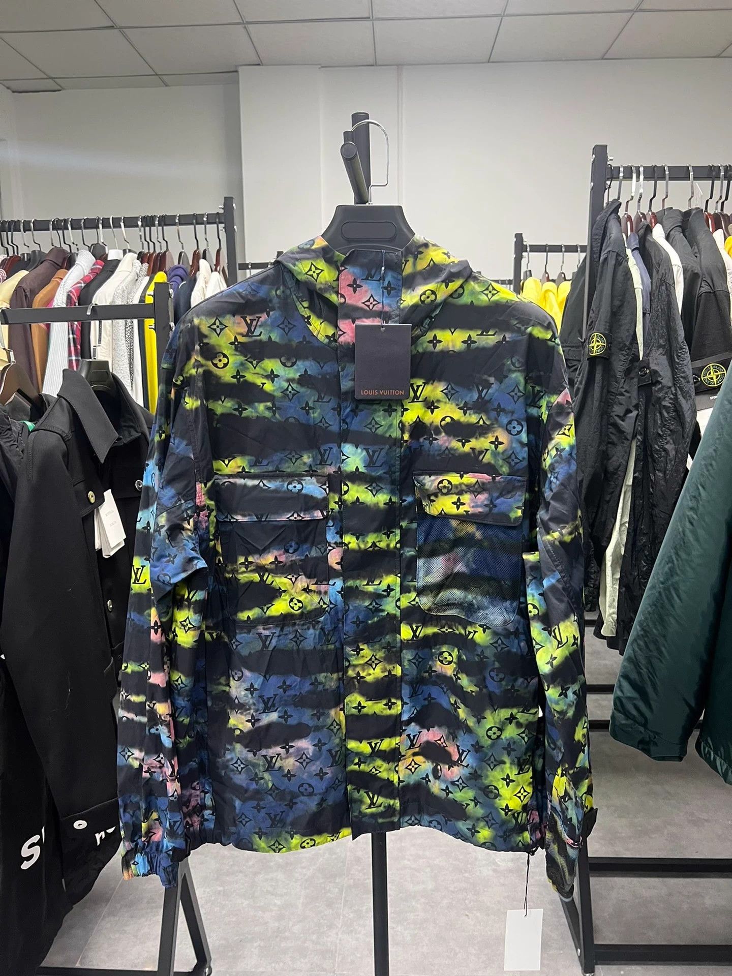 Louis Vuitton Louis Vuitton Tie-Dye All-Over Print Coat Size M / US 6-8 / IT 42-44 - 1 Thumbnail