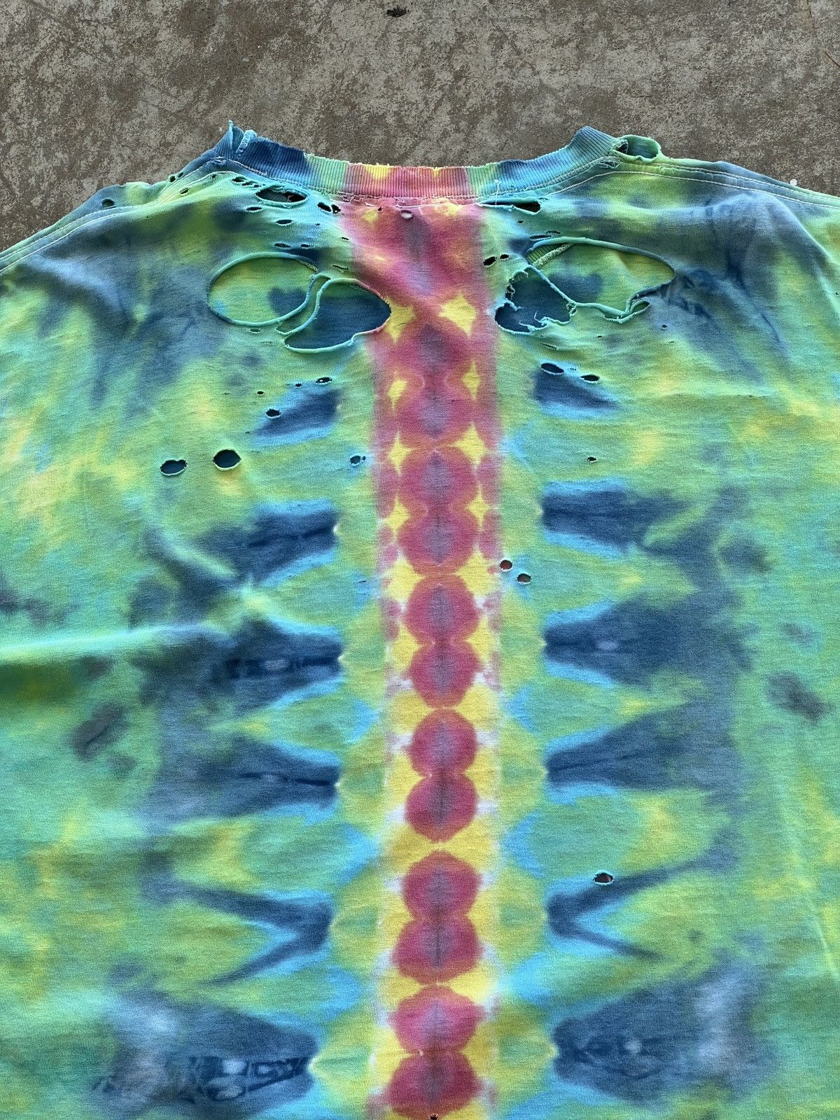 Vintage Vintage 90s Thrashed Heat Spot Tie Dye Patterned Tee 2XL Size US XXL / EU 58 / 5 - 12 Thumbnail