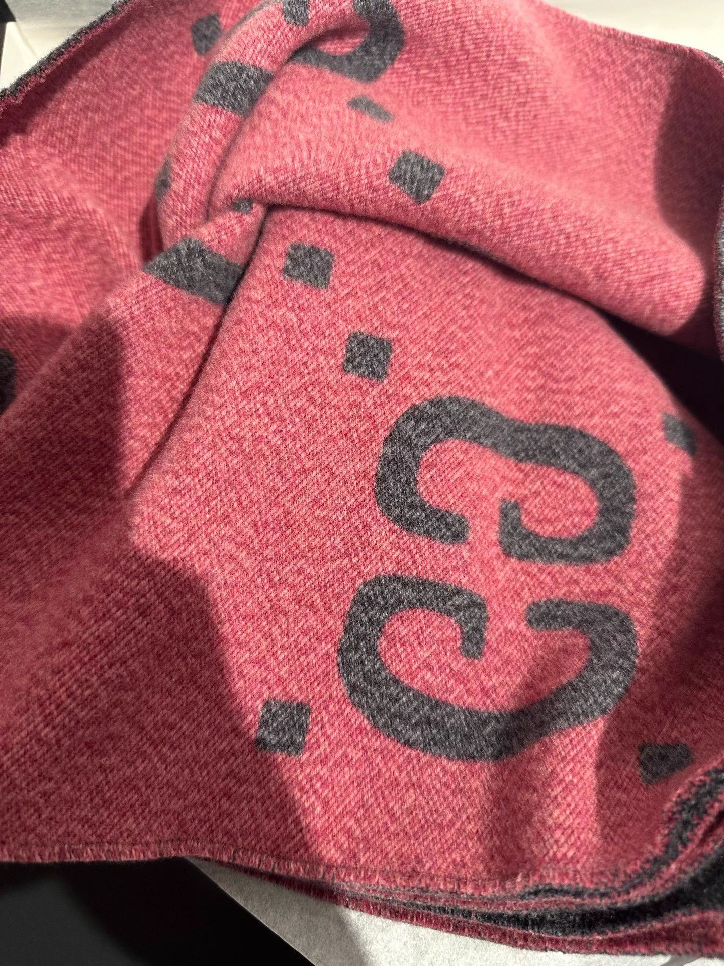 Gucci New Gucci Wool Gray Pink Double-faced GG Logo Scarf Size ONE SIZE - 2 Thumbnail