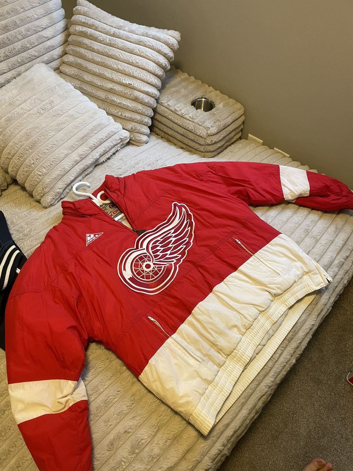 NHL Vintage Detroit Red Wings Puffer Jacket Size US M / EU 48-50 / 2 - 1 Thumbnail