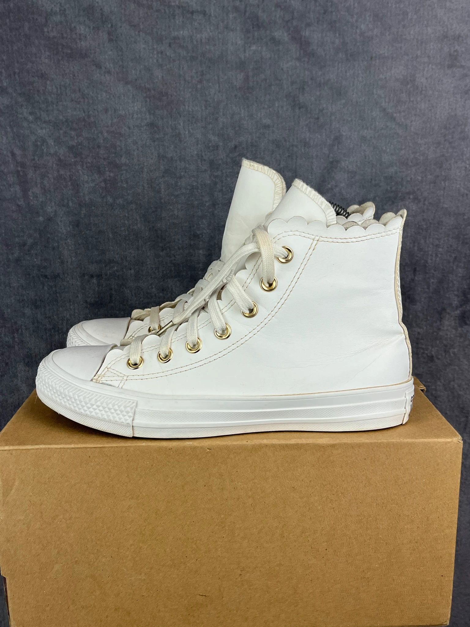 Converse Converse leather high top white sneakers with gold eyelets Size US 5 / EU 37 - 2 Thumbnail