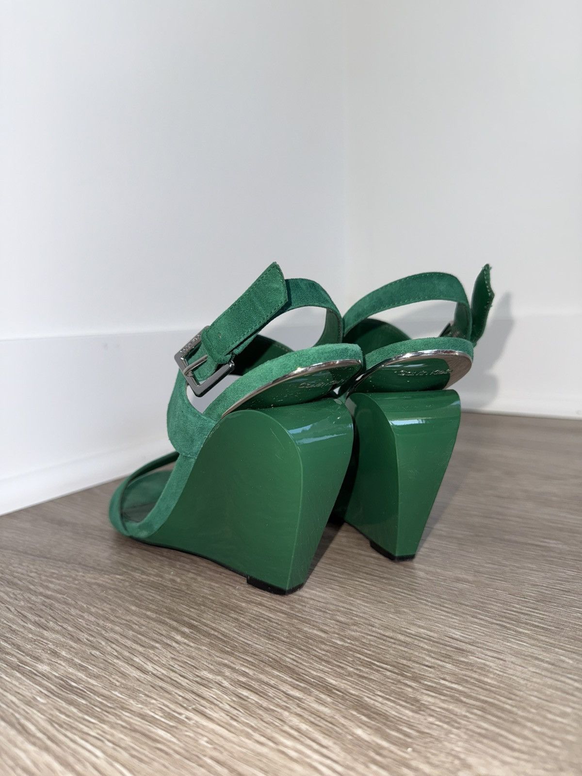 Calvin Klein Calvin Klein Kelly Green Suede Wedge Sandals Size US 7.5 / IT 37.5 - 2 Thumbnail