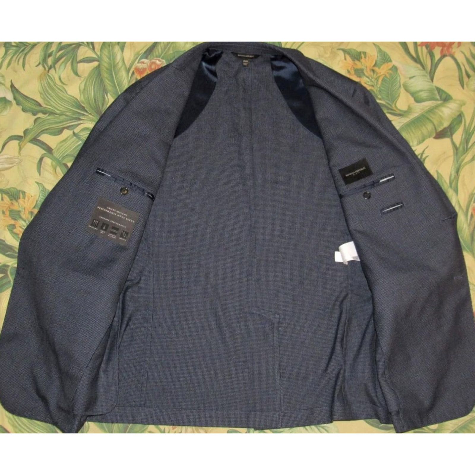 Banana Republic BANANA REPUBLIC Navy Check Wool Blend Performance Blazer Slim 44R Blazer Mens Navy Check Wool Blend 44R Size 44R - 4 Thumbnail