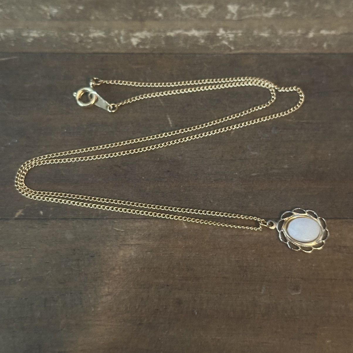 Vintage Vintage dainty gold oval mother of pearl pendant necklace Size ONE SIZE - 2 Thumbnail