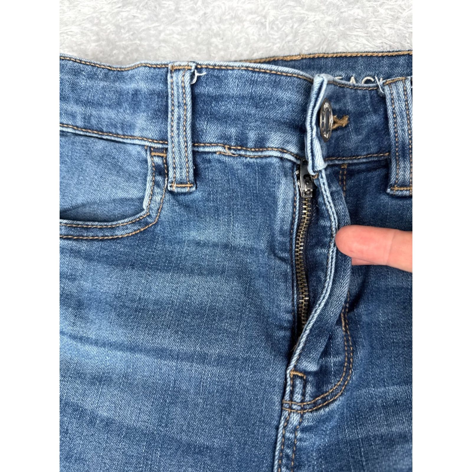 American Eagle Outfitters American Eagle Jeans Women 0 Blue Mid Rise Stretch Crop Skinny 26L 5-Pocket Denim Logo Embroidered 90s Vintage? No, keep. End gender: Womens Size 25" / US 0 / IT 36 - 5 Thumbnail