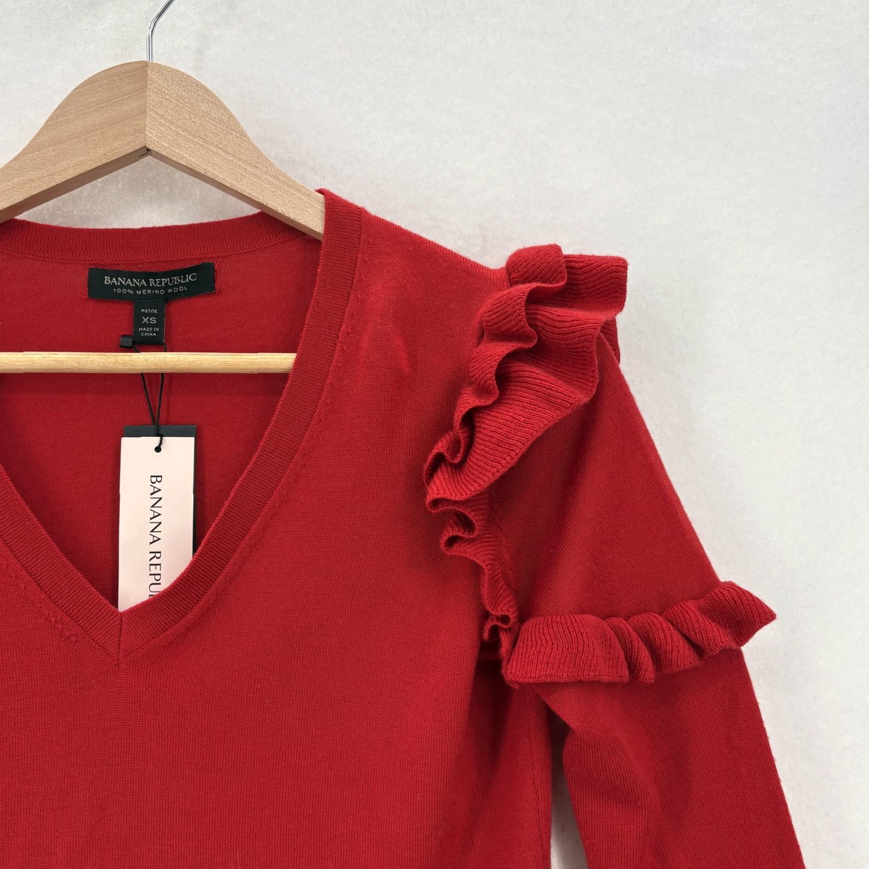 Banana Republic Banana Republic Sweater Womens XS Petite Red Merino Wool V-Neck Ruffle Pullover Size XS / US 0-2 / IT 36-38 - 2 Thumbnail